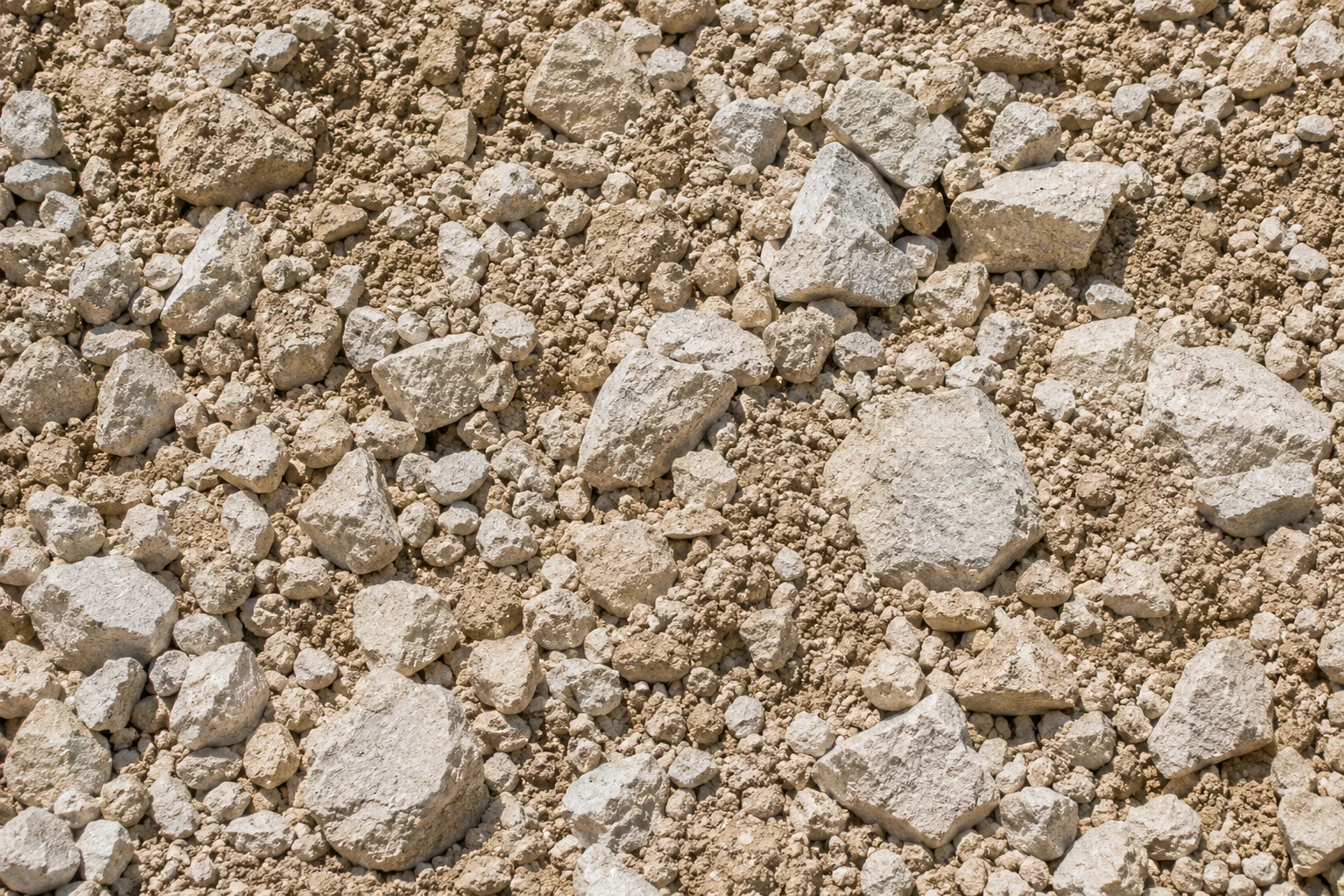 Desmonte de cantera para rellenos masivos y conformación de terrenos