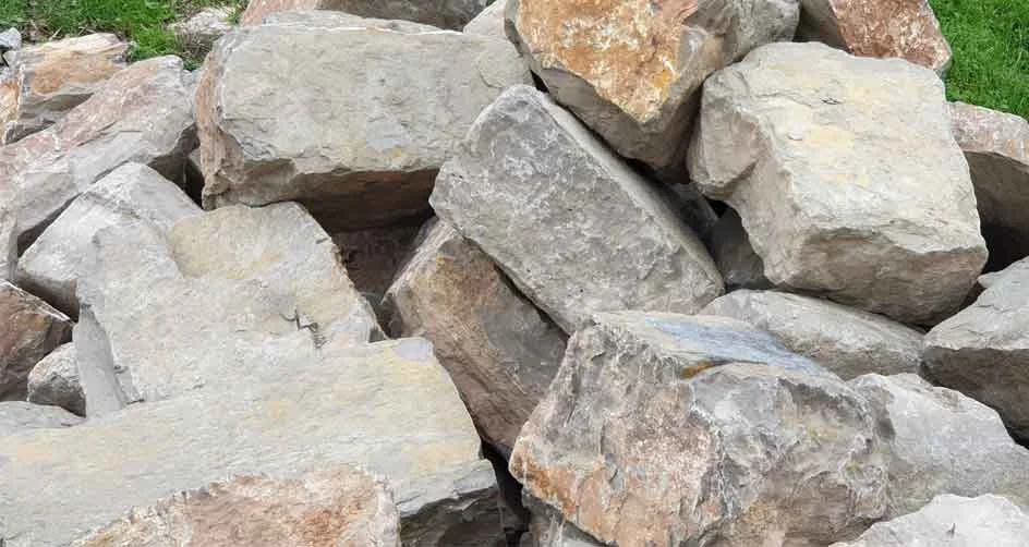 Piedra de cantera seleccionada para construcción de muros y contenciones